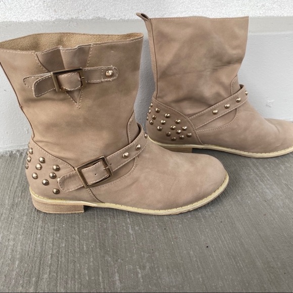 Boots 👢 - Picture 2 of 5